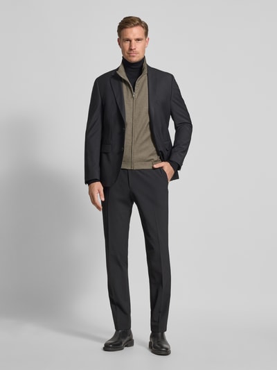 Männermodel trägt Weste aus Schurwoll-Viskose-Mix mit Stehkragen von Roy Robson, Regular-Fit, Reißverschluss, Eingrifftaschen, Ganzkörperansicht von vorne.