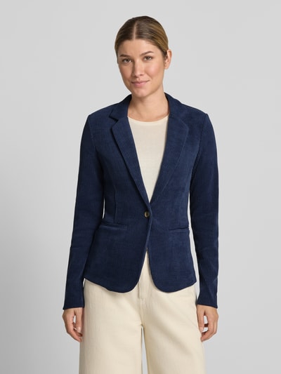 Frauenmodel trägt Slim Fit Blazer aus Cord Modell 'KATE' von ICHI in Dunkelblau, Reverskragen, Knopfverschluss, Ganzkörperansicht von vorne. Damenblazer, Material-Mix mit Stretch-Anteil, Paspeltaschen, Rückenlänge 60 cm, Brustweite 42 cm, Ärmellänge 63 cm.