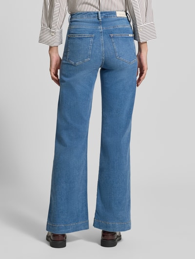 Frauenmodel trägt Wide Fit Jeans aus Baumwoll-Mix Modell 'Celia wide' von Garcia, mittelblauer Denim, Damen Wide & Loose Fit Jeans, Ganzkörperansicht Rückansicht