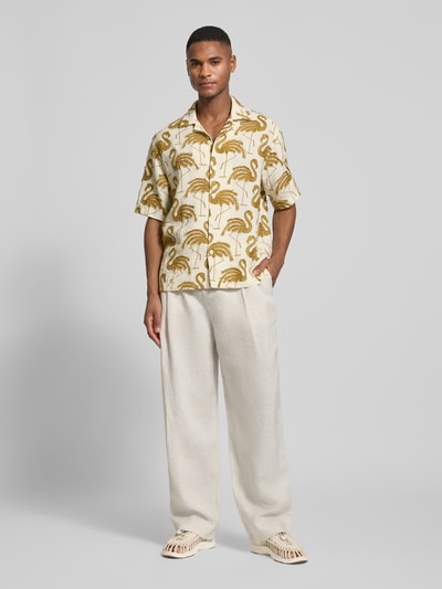 Männermodel trägt Relaxed Fit Leinenhose aus reinen Leinen von JAKE*S STUDIO MEN in Beige mit elastischem Bund, Ganzkörperansicht von vorne.