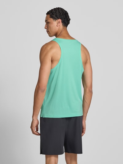 Männermodel trägt Tanktop mit Logo und Rundhalsausschnitt von New Balance, Herren, Regular-Fit, Rückenlänge 66 cm, Ganzkörperansicht Rückansicht