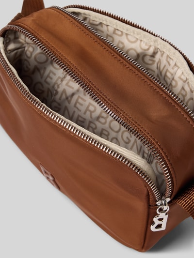 Produktfoto, Crossbody Bag mit Logo-Detail Modell 'Avy' von BOGNER, braun, glattes Material, doppeltes Hauptfach, silberner Reißverschluss, Innenfutter mit BOGNER-Schriftzug