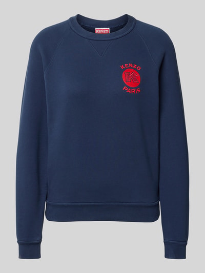 Frauenmodel trägt Regular Fit Pullover mit Logo-Stitching von Kenzo in Dunkelblau, reine Baumwolle, rote Stickerei, Ganzkörperansicht von vorne.