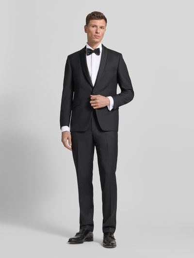 Männermodel trägt Modern Fit Business-Hemd mit verdeckter Knopfleiste von OLYMP, Reine Baumwolle, Kentkragen, Ganzkörperansicht von vorne.