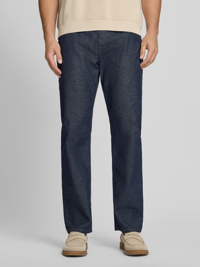 Männermodel trägt Relaxed Straight Fit Jeans mit Eingrifftaschen von GAP in dunklem Blau, Reine Baumwolle, Knopf-Reißverschluss, Ganzkörperansicht von vorne.