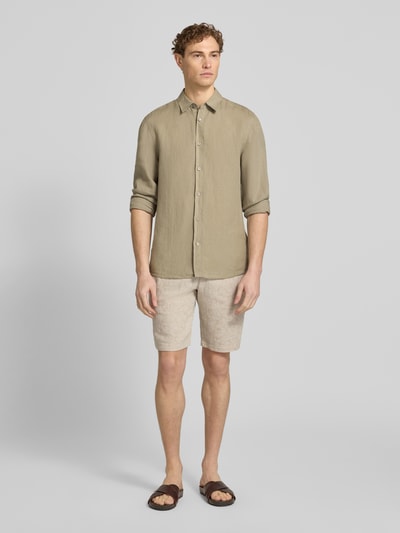 Männermodel trägt Bermudas mit elastischem Bund und Gesäßtasche von MCNEAL, beige Allover-Look, Baumwoll-Mix mit Leinen-Anteil, Regular-Fit, Ganzkörperansicht von vorne