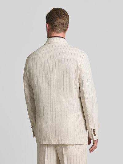 Männermodel trägt cremefarbenes Relaxed Fit Sakko aus Leinen-Bauwoll-Mix Modell 'MALIK' von Selected Homme mit feinen Streifen, Ganzkörperansicht Rückansicht.
