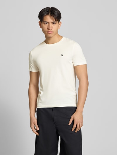 Männermodel trägt Basic Slim Fit T-Shirt mit Flock-Logo auf der Brust von REVIEW im Baumwoll-Viskose-Mix, Rundhalsausschnitt, Farbe Creme, Ganzkörperansicht von vorne. Rückenlänge bei Größe M: 64 cm.