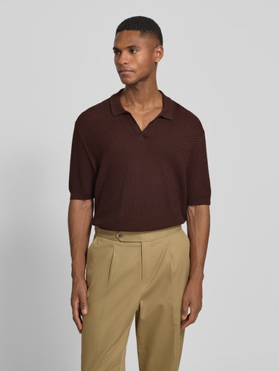 Männermodel trägt Regular Fit Poloshirt aus reiner Baumwolle Modell 'H-Natalo' von BOSS in Flechtoptik, Kurzarm, Ganzkörperansicht von vorne.