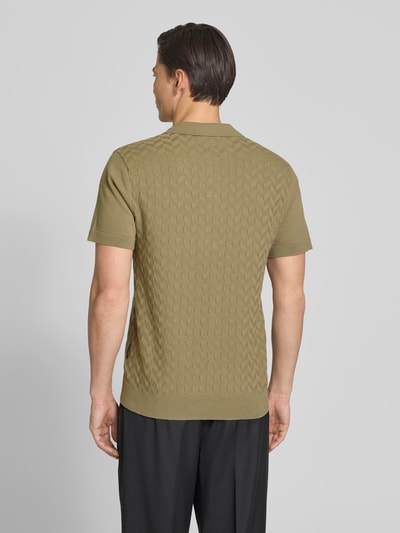 Männermodel trägt Regular Fit Poloshirt mit Strukturmuster Modell 'DYRVIK' von Casual Friday aus Reine Baumwolle, Rückenlänge 72 cm, Ganzkörperansicht Rückansicht.