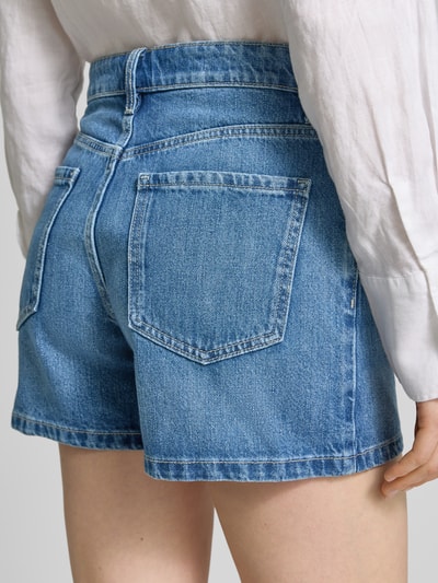Frauenmodel trägt Shorts im 5-Pocket-Design Modell 'Zoey' von Mango aus reiner Baumwolle in Blau, Straight Fit, Detailaufnahme Rückansicht.