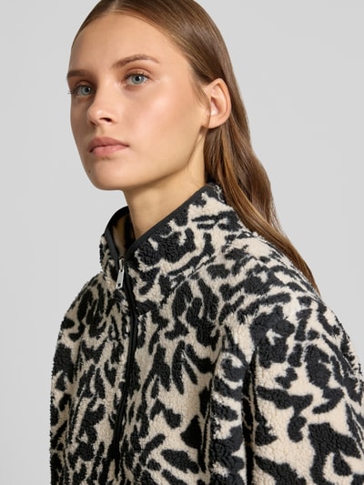 Kobiece model prezentuje Regular Fit Troyer mit Stehkragen Modell 'NEW' von ONLY, beżowo-czarny wzór, tekstura pluszu, zbliżenie na górną część ciała, damski troyer od ONLY