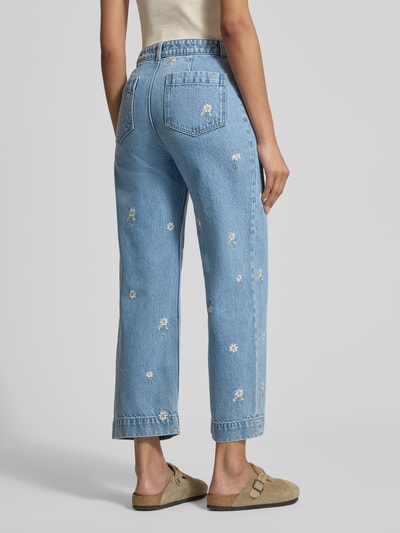 Frauenmodel trägt Jeans in verkürzter Passform mit Stitchings von Jake*s Casual in hellblau mit Blumenmustern, Ganzkörperansicht Rückansicht. Gerader Schnitt, Eingrifftaschen, Bundweite 37 cm, Innenbeinlänge 67 cm.