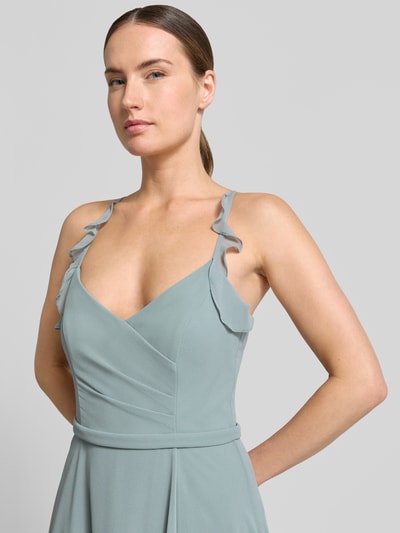 Frauenmodel trägt Cocktailkleid aus Chiffon mit Volants von V.M., A-Linie, V-Ausschnitt, Drapierungen, Midikleid, Nahaufnahme Oberkörper. Rückenlänge bei Größe 36: 109 cm, Brustweite bei Größe 36: 34 cm. Sanfte Blautöne, matte Textur, feine Volants an den Trägern.