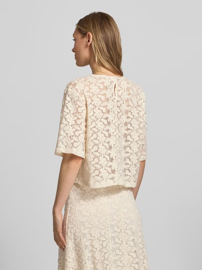 Frauenmodel trägt Semitransparentes Blusenshirt mit Rundhalsausschnitt von Jake*s Collection, Baumwoll-Mix, Boxy-Fit, Rückenlänge 47 cm, Ärmellänge 29 cm, semitransparente Blusen-Optik mit floraler Struktur, helle Farbe, Ganzkörperansicht Rückansicht.