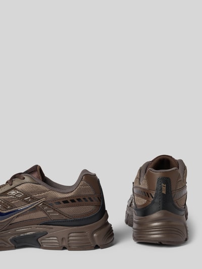 Produktfoto, Sneaker mit Logo-Detail Modell 'Initiator' von Nike in Braun mit abgerundeter Passform, Schnürverschluss, Absatzhöhe 6 cm, Schafthöhe 6 cm, Schaftweite 6 cm, Herren Sneaker, seitliche und rückseitige Perspektive, strukturierte Materialien und sportliches Design.