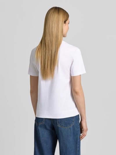 Frauenmodel trägt T-Shirt mit Rundhalsausschnitt und Stitching Modell 'Tino' von JOOP! in Weiß, reine Baumwolle, Regular Fit, Rückansicht, Ganzkörperansicht.