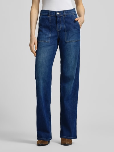 Frauenmodel trägt Straight Fit Hose mit aufgesetzten Taschen Modell 'Liz Urban' von Angels im elastischen Baumwoll-Mix, dunkles Blau, Ganzkörperansicht von vorne.