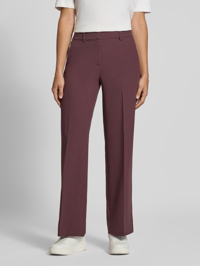 Frauenmodel trägt Regular Fit Weite Hose mit Bügelfalten Modell 'KALINA' von ONLY, bordeauxrot, glattes Material, Damen Weite Hose, Ganzkörperansicht von vorne.