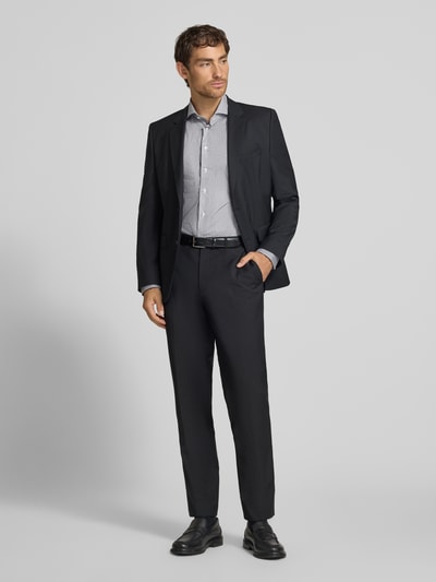 Männermodel trägt Regular Fit Business-Hemd aus Baumwolle von Christian Berg Men in Grau mit feinem Muster, Ganzkörperansicht von vorne. Herren Business-Hemd, reine Baumwolle, Langarm, Haifischkragen, Rückenlänge 82 cm, Schulterbreite 42 cm, Ärmellänge 65 cm.