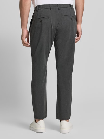 Männermodel trägt Stoffhose mit elastischem Bund und Kordelzug van MCNEAL in antraciet, Materiaalmix met viscose, straight fit, strookzakken, binnenbeenlengte maat M 73 cm, bandwijdte M 44 cm, perfect voor reizen of kantoor, Ganzkörperansicht Rückansicht.