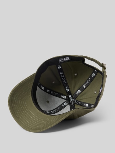 New Era Basecap mit Motiv-Stitching Modell 'TEAM OUTLINE 9FORTY®' Oliv 2