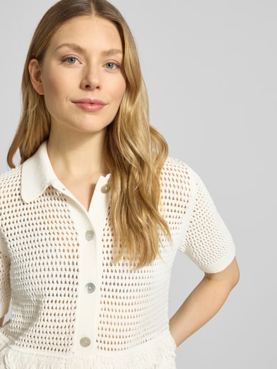 Frauenmodel trägt Strickshirt mit Fransen von Christian Berg Woman Selection in Creme mit Umlegekragen, Knopfleiste, Baumwoll-Mix, Nahaufnahme Oberkörper.