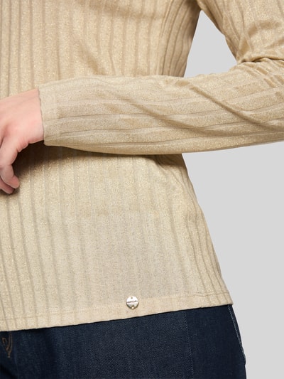 Frauenmodel trägt Longsleeve mit Rollkragen von Marc Cain, Ripp-Struktur, Glitzer-Garn, Viskose-Mix, gerade Form, Nahaufnahme Oberkörper.