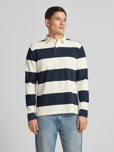 Męski model nosi Poloshirt mit kurzer Knopfleiste von MCNEAL w biało-granatowe pasy, bawełniany mix, regular fit, widok z przodu w całości.