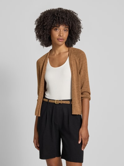 Frauenmodel trägt Strickjacke in offener Passform mit 3/4-Arm von monari, Regular-Fit, Rollsaum, Rückenlänge 52 cm, Nahaufnahme Oberkörper