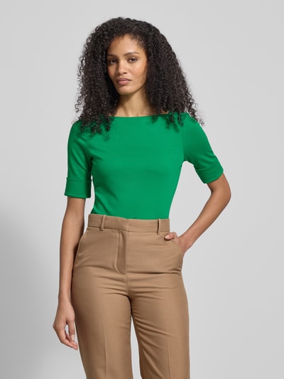 Frauenmodel trägt T-Shirt mit geripptem U-Boot-Ausschnitt Modell 'JUDY' von Lauren Ralph Lauren, grün, Baumwoll-Elasthan-Mix, Slim-Fit, Ganzkörperansicht von vorne.