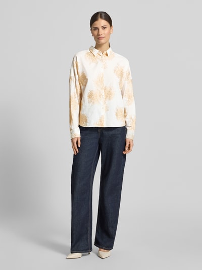 Vrouwenmodel draagt Regular Fit blouse met stitchings model 'LUCY' van 0039 Italy, puur katoen, overhemdkraag, ruglengte maat S 67 cm, mouwlengte maat S 47 cm, licht beige dessin, rechte vorm, gladde textuur, full body vooraanzicht.