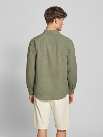 Männermodel trägt Slim Fit Freizeithemd aus Baumwoll-Leinen-Mix Modell 'CAIDENLS SOLID' von Only & Sons, grün, Optik: Unifarben, Rückenpasse, Ganzkörperansicht Rückansicht.