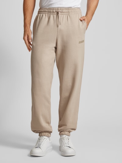 Guess Activewear Relaxed fit sweatpants met labelprint, model 'EMIS' Beige - 4