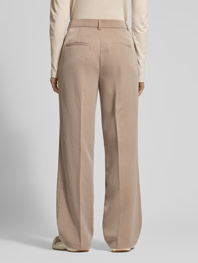 Frauenmodel trägt Slim Fit Weite Hose mit Viskose-Anteil Modell 'HATTIE-LANA' von ONLY, Optik: Unifarben, Ganzkörperansicht Rückansicht.