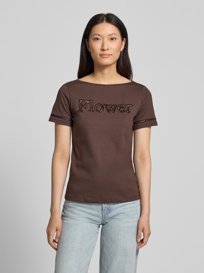 Frauenmodel trägt T-Shirt mit Lochstickerei und Rundhalsausschnitt von Jake*s Casual aus Reine Baumwolle, Regular-Fit, braun, Ganzkörperansicht von vorne.