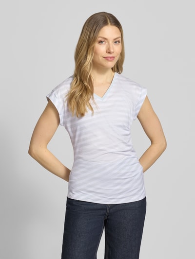 Frauenmodel trägt Damen T-Shirt Slim Fit Modell 'EVKA' von BOSS, Optik: Unifarben, Muster: Gestreift, Raffung, V-Ausschnitt, Feinripp, Reine Baumwolle, Ganzkörperansicht von vorne.