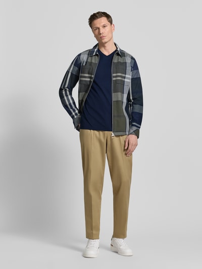 Męski model nosi Regular Fit T-Shirt aus reiner Baumwolle von Lacoste, efekt: jednolity kolor, wyhaftowane logo, dekolt w serek, krótki rękaw, bawełna, ganzkörperansicht von vorne.