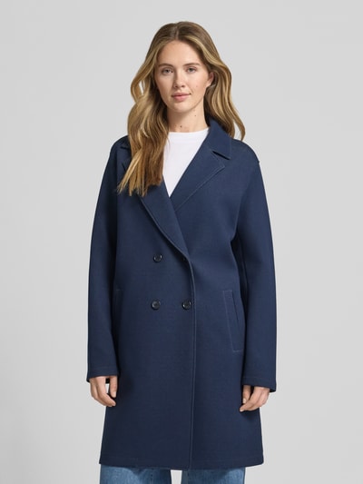 Vrouwenmodel draagt Mantel mit Reverskragen und Eingrifftaschen van WHITE LABEL in donkerblauw, regular fit, katoenmix met stretch, tweerijig, reverskraag, steekzakken, vooraanzicht volledige lichaamsopname.