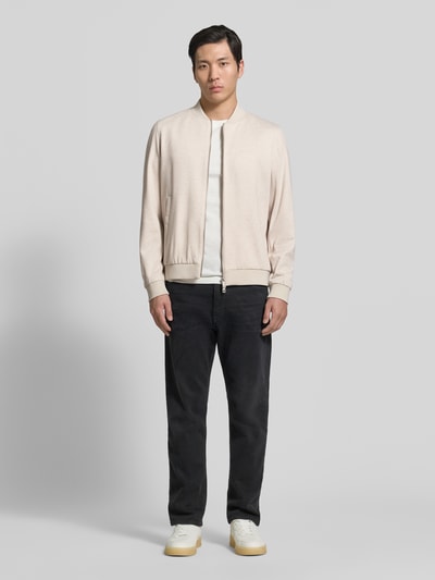 Männermodel trägt Blouson aus Viskose-Mix mit Zweiwege-Reißverschluss von Roy Robson, Stehkragen, Eingrifftaschen, Regular-Fit, Ganzkörperansicht von vorne.