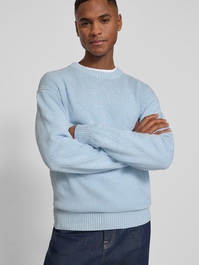 Männermodel trägt Regular Fit Pullover aus reiner Baumwolle Modell 'KERLINO' von BOSS Orange in melierter Optik, Nahaufnahme Oberkörper.