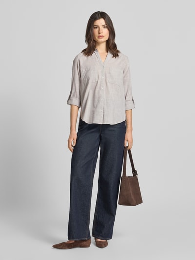 Vrouwenmodel draagt Regular Fit Hemdbluse aus reiner Baumwolle van Tom Tailor in effen kleuren popeline met borstzakken, V-hals, en afgeronde rompzoom, voorkant volledige lichaamsopname.