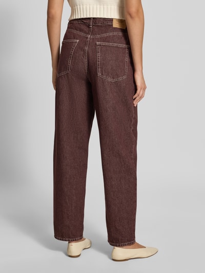 Frauenmodel trägt Straight Fit Jeans aus reiner Baumwolle Modell 'Oshow' von American Vintage, 5-Pocket-Design, Rückansicht, Ganzkörperansicht.