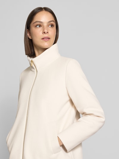 Vrouwenmodel draagt Regular fit dames jack met viscose, Model 'SORRISO' van EMME, Materiaalmix, capuchon, ritssluiting, kleur licht, Nahaufnahme Oberkörper.