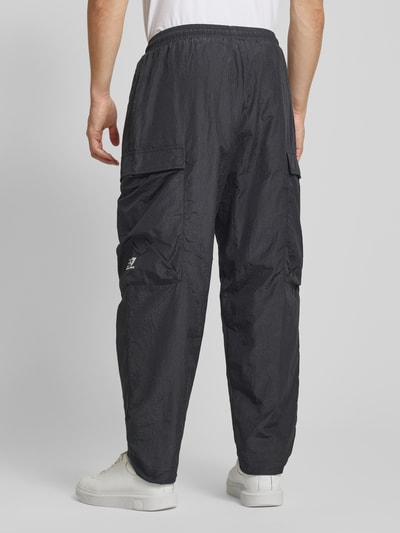 EA7 Emporio Armani Spodnie typu track pants z kieszeniami z patką i nadrukiem z logo Czarny 5