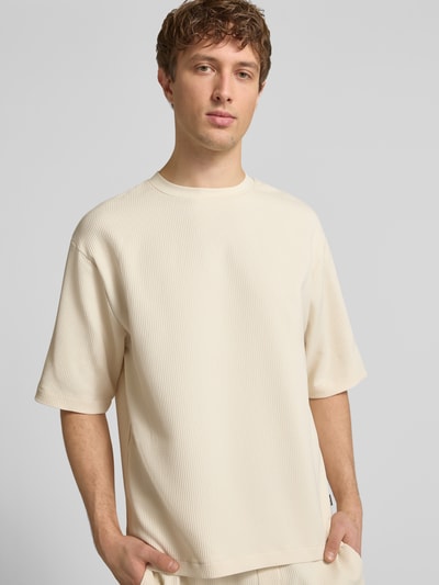 Männermodel trägt Regular-Fit T-Shirt in Plissee-Optik von REVIEW, Herren T-Shirt aus Material-Mix mit Stretch-Anteil, Rundhalsausschnitt, Nahaufnahme Oberkörper.