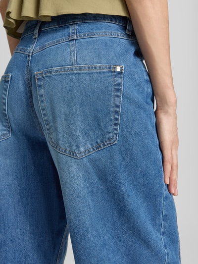 Frauenmodel trägt Barrel Fit Jeans aus Baumwoll-Mix Modell 'MEGAN S' von Brax, Denim-Optik, Label-Patch, 5-Pocket-Design, Nahaufnahme Rückansicht.