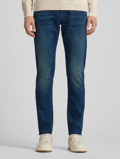 Männermodel trägt PME Legend Jeans mit Label-Detail Modell 'Tailwheel JEA', Slim Fit, 5-Pocket-Design, Baumwollmischung mit Stretch-Anteil, Knopf- und Reißverschluss, mittlere Bundweite, Ganzkörperansicht von vorne.