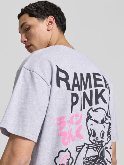 Męski t-shirt z bawełny model 'RAMEN PINK' od Edwin, prosty krój, okrągły dekolt, długość tyłu w rozmiarze M: 70 cm, całe plecy, widok z tyłu