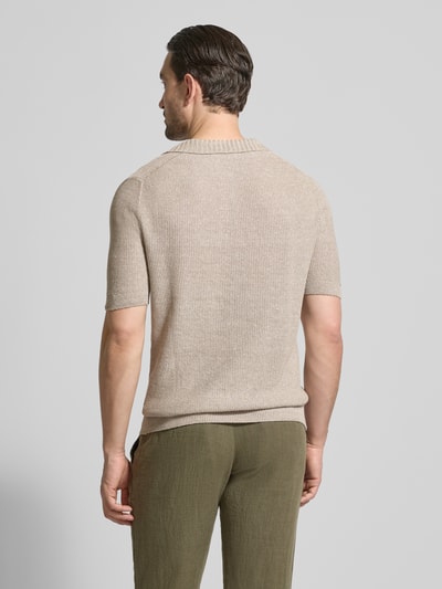 Männermodel trägt Slim Fit Poloshirt mit V-Ausschnitt von GRAN SASSO aus Flachs-Baumwoll-Mix in Beige, Rückenlänge 68 cm, Ganzkörperansicht Rückansicht.